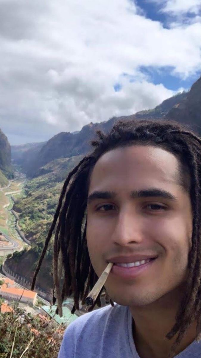 qgda30's tweet photo. Um dos maiores da nossa geração. O rapper Matuê completa 29 anos hoje! 🥳

Qual é sua música favorita dele? https://t.co/3bJCQvG06P