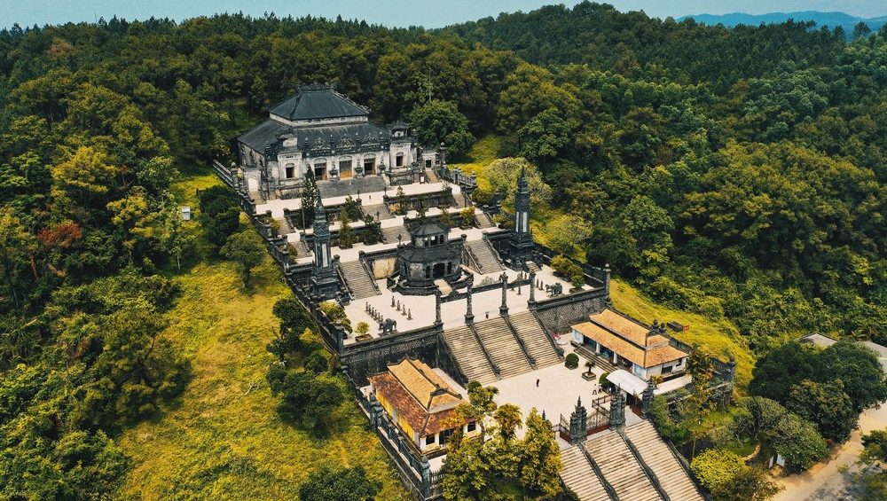 Vietsense_'s tweet photo. There are lots of places to visit in Hue as this imperial city is the hub of museums, tombs, rivers and pass. Let's give a look into the most amazing places in Hue.
#Vietnam #ImperialHue #VietSenseTravel https://t.co/Secvhl9Sfk
