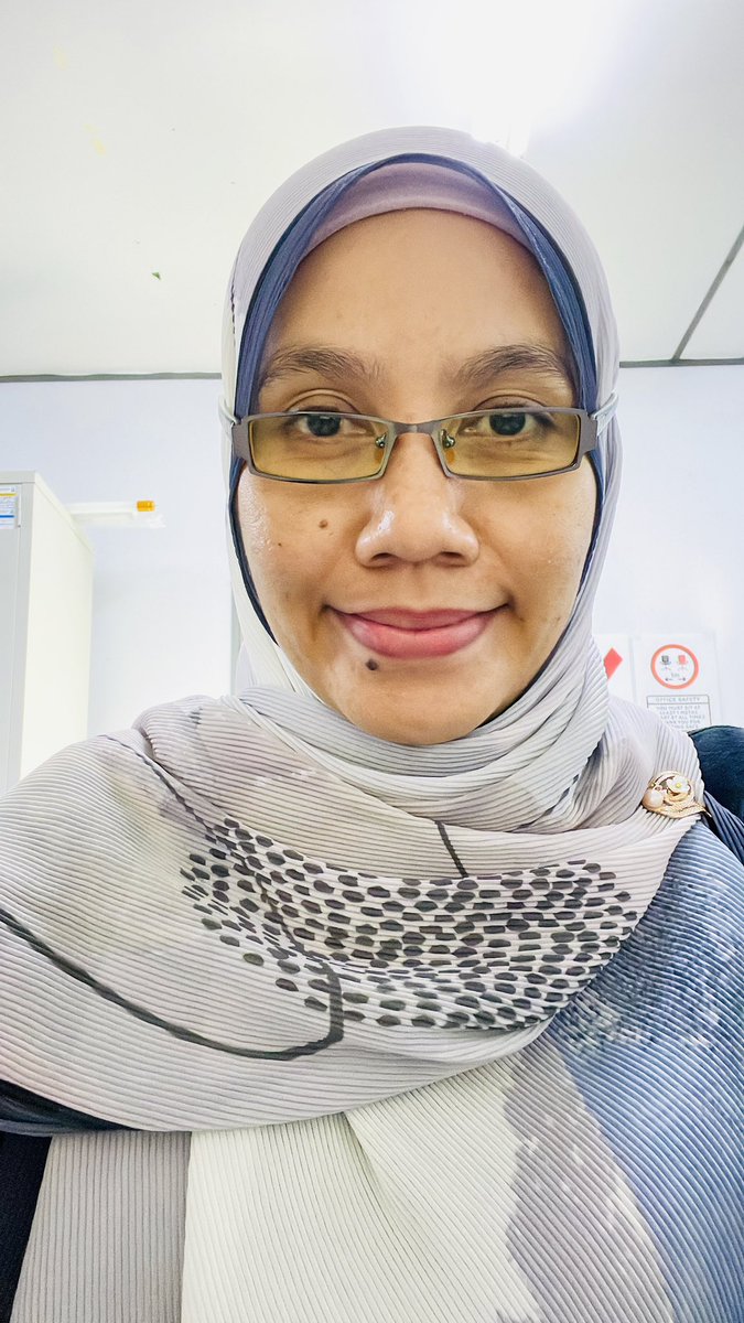 Tanda2 penuaan:

1. Mata mula rabun 
2. Kulit mula mengedut
3. Banyak melatah
4. Anak makin membesar

Ehh, banyaklah tanda-tanda kita makin berumur. Paling ketara, mata laaa. Dulu tulisan halusssssss giler boleh baca dari jarak jauh. Sekarang nak baca yang halus,pun jenuh.