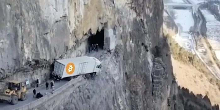 Good morning all

#BTC hanging on the cliff, it has to make a volatile move soon, grabbing popcorn until then.

#BTC #Crypto #Bitcoin #ETH #Crypto