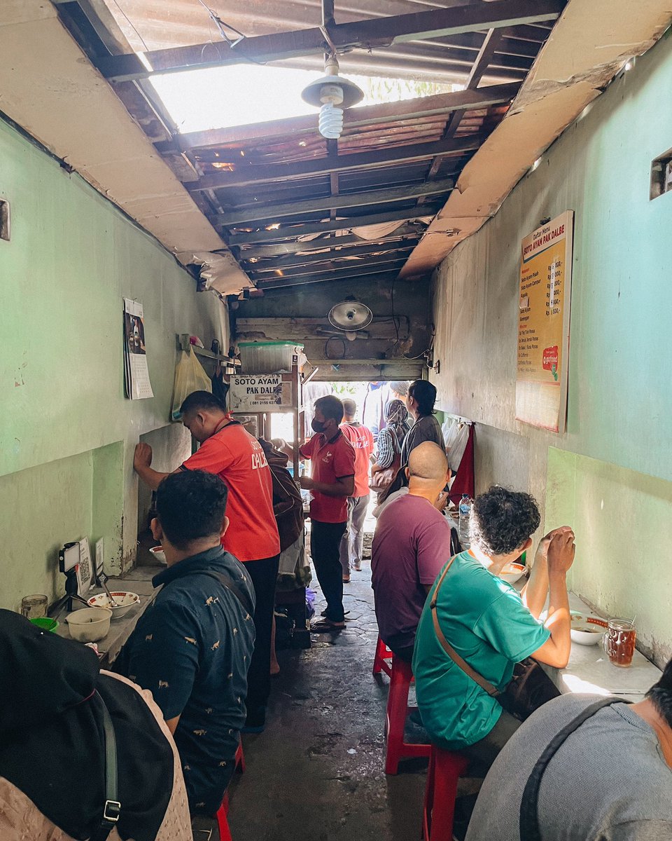 Ini mungkin warung soto paling nyempil di Jogja kali ya? Iya, dikelilingi bangunan modern, warung ini lebarnya 2meteran aja 🤯 ini Soto Ayam Pak Dalbe, legend betul, dr thn 1985an

Sarapan nikmat gpk fafifu, kuah kuning kaya rempah, sate ayam + tempe goreng kemripik jd kuncian 💯