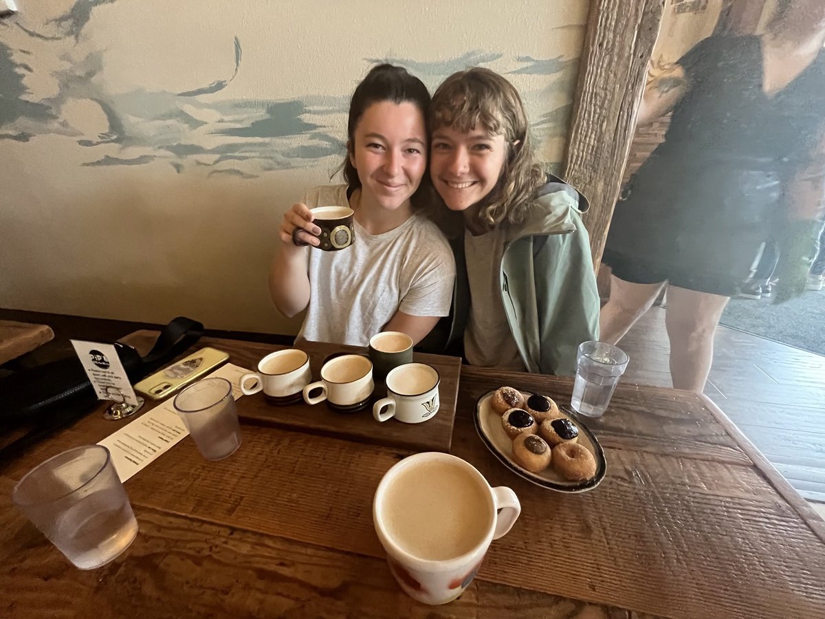 Catslabaugh's tweet photo. @inger_smuts Update! 2022 = Oregon 🤝🏾 Catherine+Inger https://t.co/yvDtOikTaW
