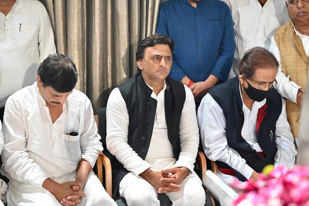 samajwadiparty's tweet photo. वरिष्ठ सपा नेता जनाब आज़म ख़ान साहब ने आदरणीय नेताजी के अंतिम दर्शन कर श्रद्धासुमन अर्पित किए। https://t.co/zcfUl3ApdU
