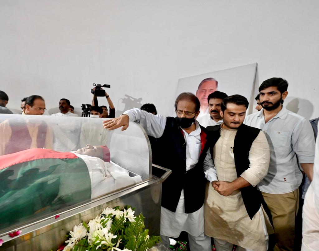 samajwadiparty's tweet photo. वरिष्ठ सपा नेता जनाब आज़म ख़ान साहब ने आदरणीय नेताजी के अंतिम दर्शन कर श्रद्धासुमन अर्पित किए। https://t.co/zcfUl3ApdU