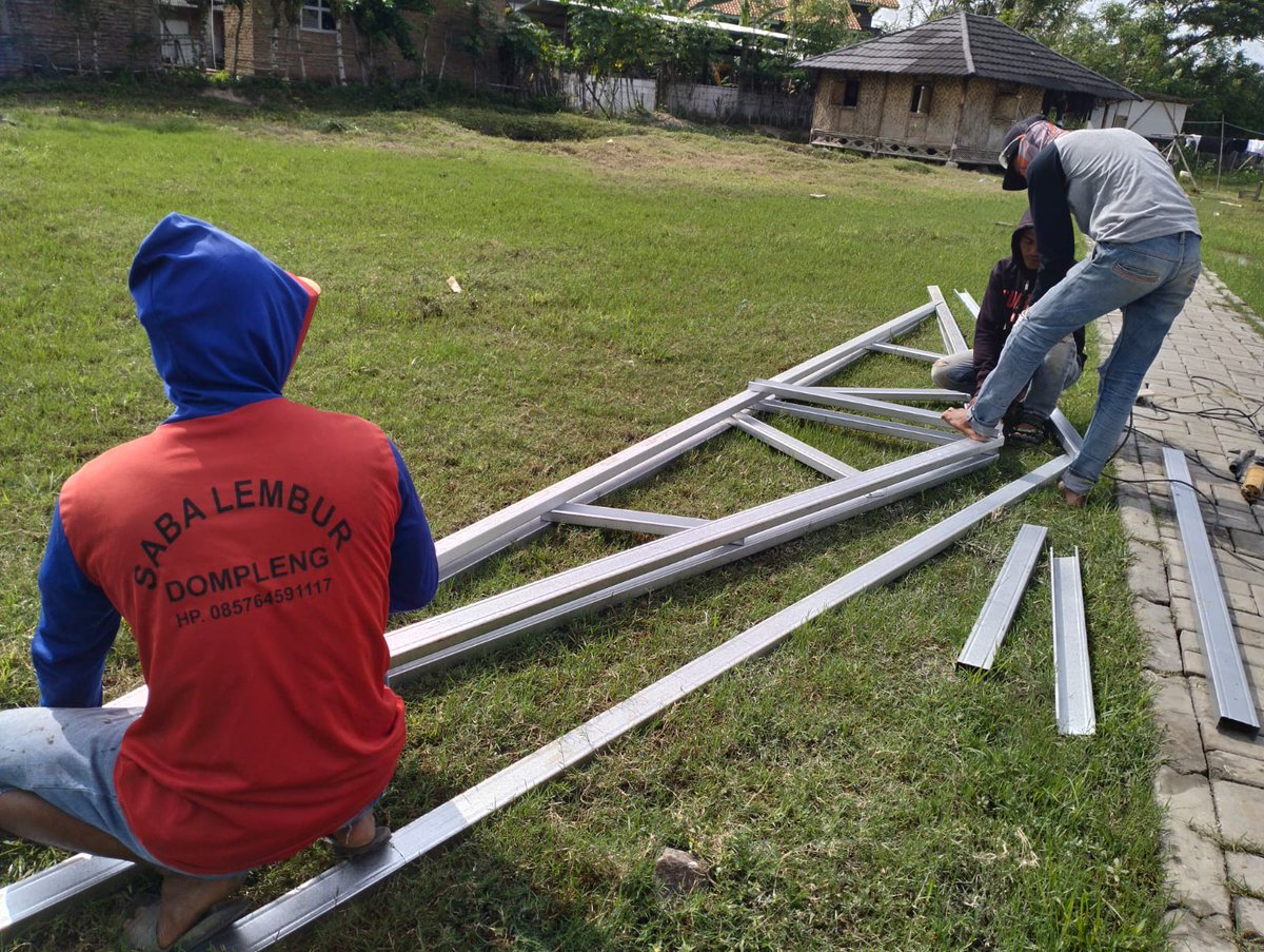 17Rumah's tweet photo. Bismillah... proses pengerjaan atap asrama santri Fatahillah Ciruas sudah dimulai. Semoga berjalan lancar tanpa kendala. Aamiin... 🤲🏼

Yuk... yang mau ikutan donasi, peluang kebaikan masih terus terbuka.

#HariSantriNasional
#SantriMembangunNegri
#BaitulMaalHidayatullah https://t.co/aY1uD9PJtd