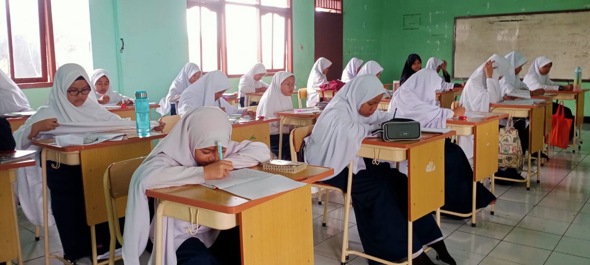 17Rumah's tweet photo. Kegiatan pembelajaran  formal santriwati Pondok Pesantren Al-firdaus Serpong. https://t.co/o5ABX5S4id