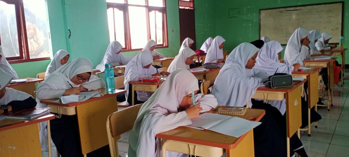 17Rumah's tweet photo. Kegiatan pembelajaran  formal santriwati Pondok Pesantren Al-firdaus Serpong. https://t.co/o5ABX5S4id