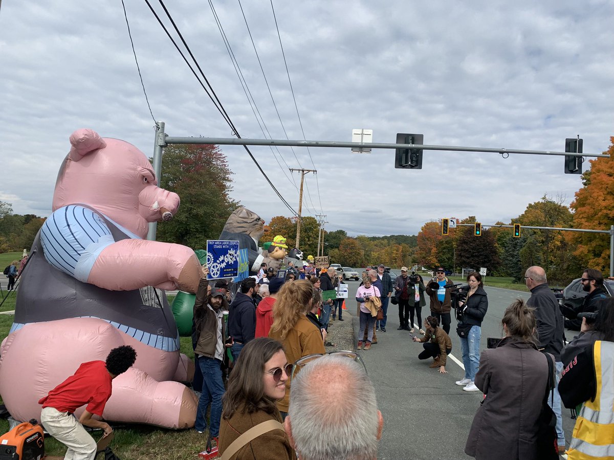 EdVerhoff's tweet photo. I gladly walked with fellow labor members today in support of the @amazonlabor  in my home town of Schodack NY! May you win your vote in 2 days! @CastelliMatt @OwusuAlbany @DustinReidy @samfein518 @C_Ellis4albany @NYSAFLCIO @NYSPFFA @NYSPEF https://t.co/2xHDIhpjZ1