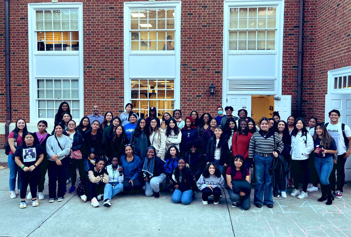 WHS_Maitland's tweet photo. Thank you @dharriscivil and the @UVA Clark Scholars for an inside look at civil engineering and VR. Wakefield’s United Minority Girls are inspired to consider #STEM majors. @principalWHS @SuptDuran @APSVaSchoolBd @DEI_APS https://t.co/DcFXKrZAUD