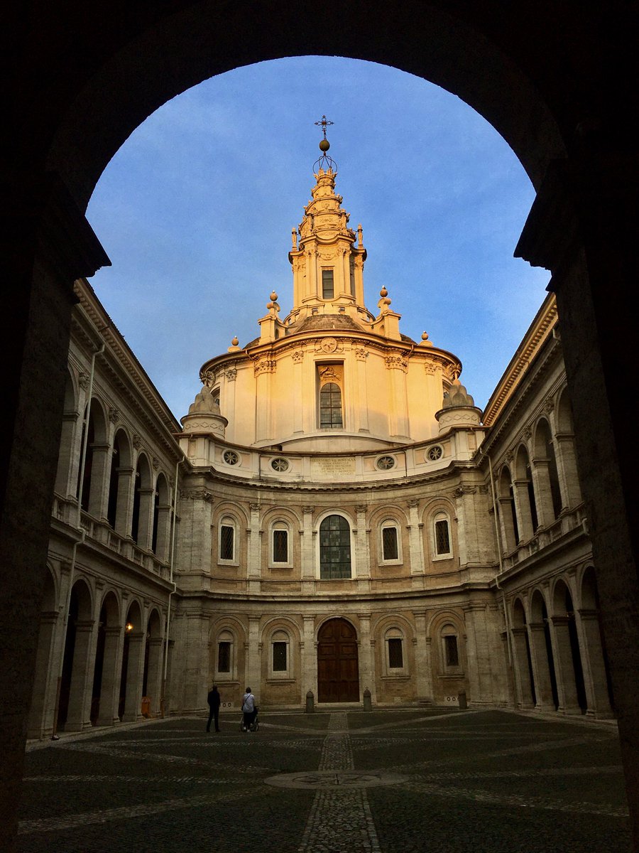 caputmundiHeidi's tweet photo. La porta era aperta una sera, mentre passavo... 
Quel meraviglioso bagliore dorato del sole al tramonto!Sant'Ivo alla Sapienza, il capolavoro di #Borromini 
#Roma 🤍
#Rome https://t.co/ufkatRT19B