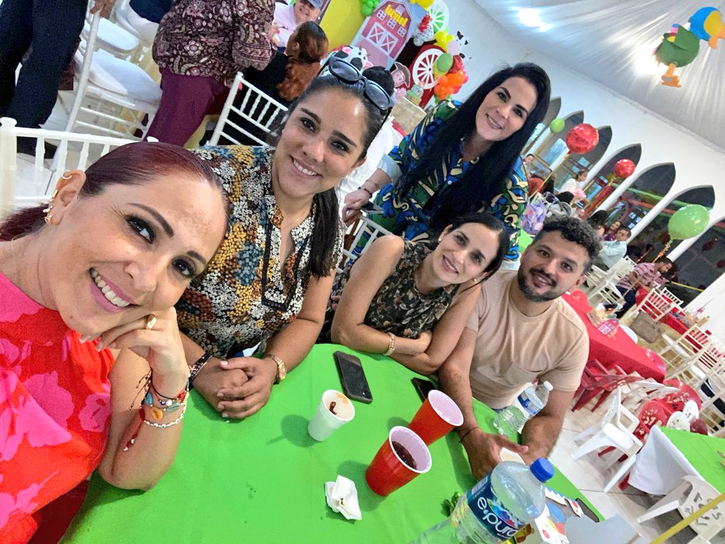 Yossyro1's tweet photo. Etapa en la que son puras bodas, babys, bautizo, piñatas... Ooooeee noo!! 🙄🙄😂 #viviendo #fiestaLionel #cumple2 #sobrinada ❤️ https://t.co/HiBfW1vNxz