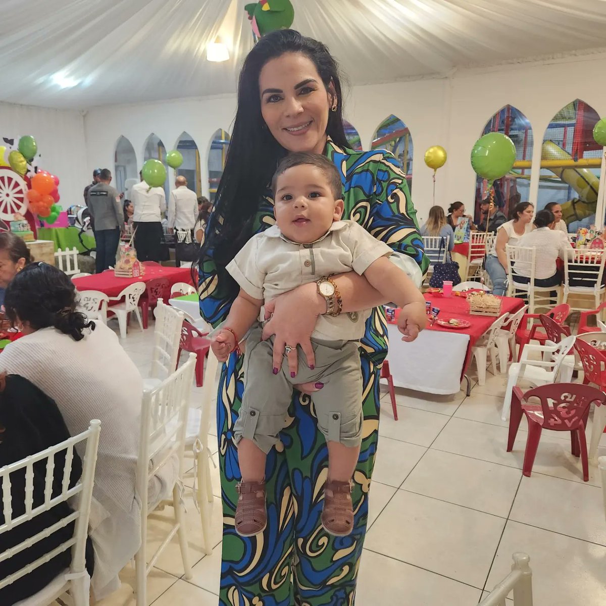 Yossyro1's tweet photo. Etapa en la que son puras bodas, babys, bautizo, piñatas... Ooooeee noo!! 🙄🙄😂 #viviendo #fiestaLionel #cumple2 #sobrinada ❤️ https://t.co/HiBfW1vNxz