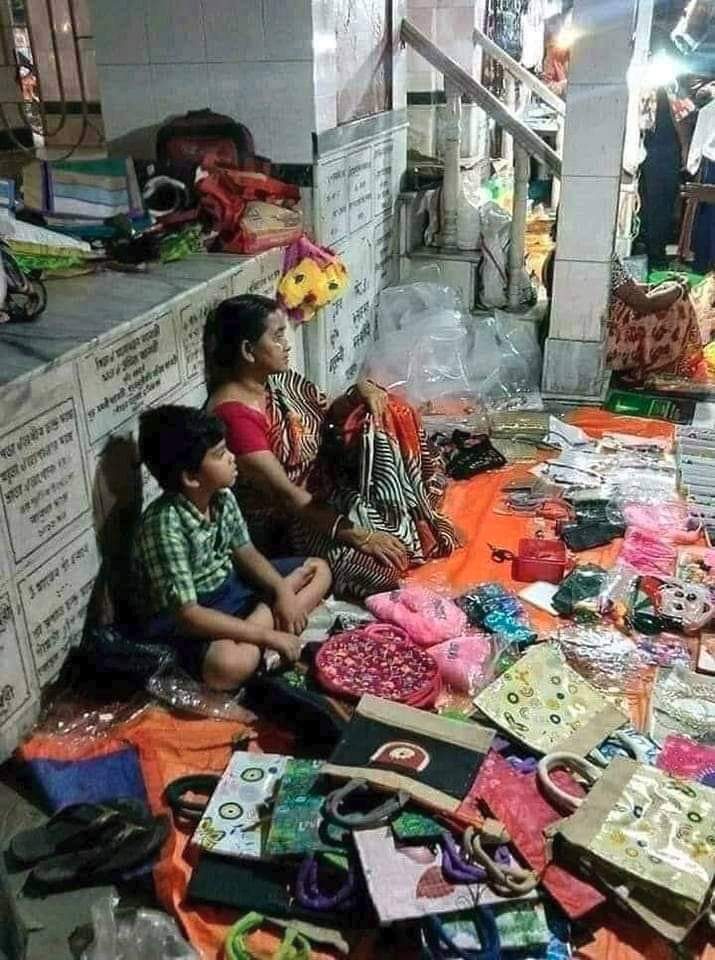 Puduvaimainthan's tweet photo. அதிநவீன ஆன்லைன் வர்த்தகத்தில் வாங்குவதும் உள்ளுரில் உள்ள கார்ப்பரேட் நிறுனத்தில் வாங்குவதும் தான் கவுரவம் என்றாகிவிட்டது நடுத்தர வர்க்கத்தினருக்கு!! https://t.co/r2BIdATk6e