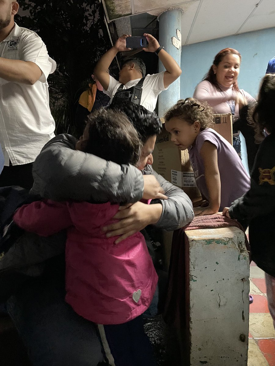 hectorsilva's tweet photo. Gracias, @simanelsalvador, por la donación que hicieron hoy a los albergues de la @alcaldia_ss. 

1,000 almohadas, 900 frazadas y 600 piezas de ropa para niñas y niños que harán una gran diferencia al garantizar albergues dignos y seguros en SS. ¡Un gran ejemplo de solidaridad! https://t.co/XLegGyeYxm