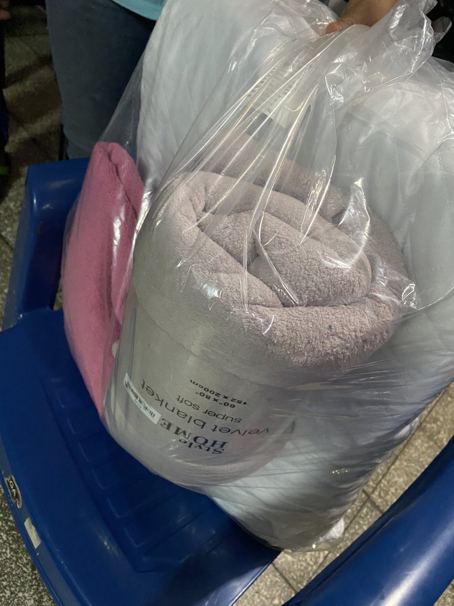 hectorsilva's tweet photo. Gracias, @simanelsalvador, por la donación que hicieron hoy a los albergues de la @alcaldia_ss. 

1,000 almohadas, 900 frazadas y 600 piezas de ropa para niñas y niños que harán una gran diferencia al garantizar albergues dignos y seguros en SS. ¡Un gran ejemplo de solidaridad! https://t.co/XLegGyeYxm