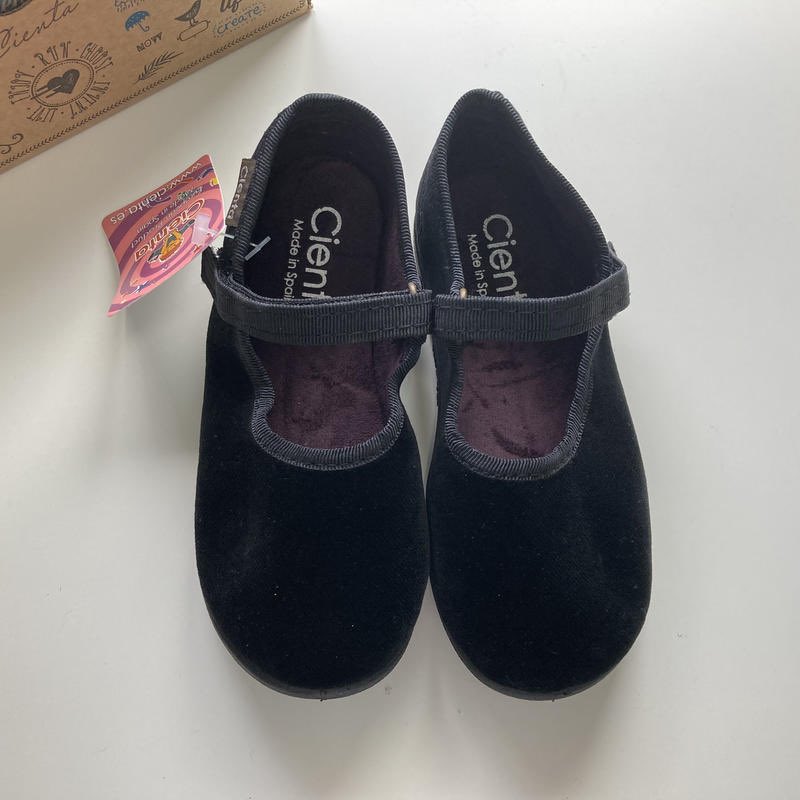 mikuco__ak's tweet photo. 【 cienta 】400075 ベルクロワンストラップ/ veloour    Black

脱げにくいベルクロで、小さいお子様にもおすすめです
ベロア生地の上品なシューズ
オケージョン用としても活躍します

#mikuco入荷情報
#cienta https://t.co/Lx7kLEAzSt
