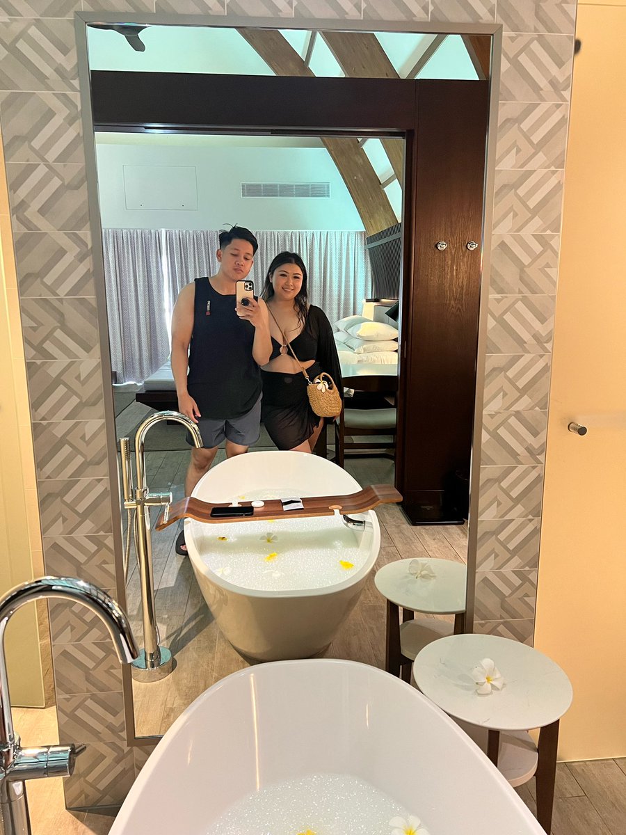 karminajoy's tweet photo. Honeymooning on my birthday 🌺🫶🏻 https://t.co/GwFhXBygdR