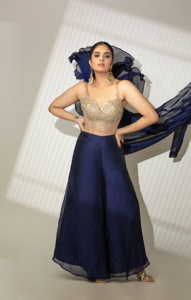MukhiSree's tweet photo. Launch of Mr.&amp;Mrs. ✨
On @etvteluguindia @GnapikaEnt ✨❤️

#sreemukhi #mrandmrs #etv #gnapikaentertainments #styledbygkk https://t.co/FKmtHtr27O