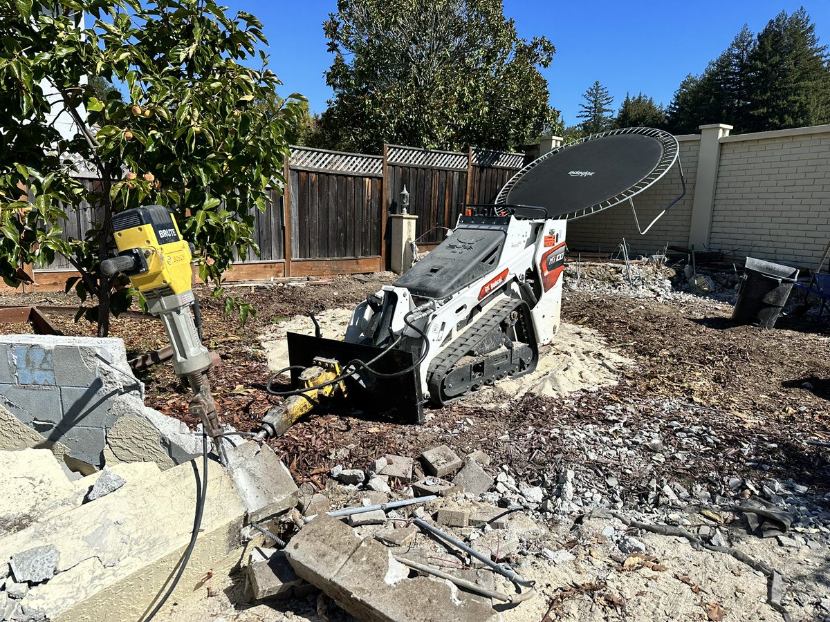 dansdan's tweet image. バックヤードの壮大なリフォーム大作戦が始まった。

できるだけDIYするぞーなんて意気込んでたのも束の間。あまりの広さに心折れる。

今の家に引っ越して2年ちょい、今まで庭のスペースを有効活用出来てなかったかを実感するとともに、札束が湯水の如く消えていくから胃が痛い。マジで金銭感覚狂う。