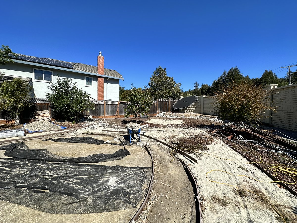 dansdan's tweet image. バックヤードの壮大なリフォーム大作戦が始まった。

できるだけDIYするぞーなんて意気込んでたのも束の間。あまりの広さに心折れる。

今の家に引っ越して2年ちょい、今まで庭のスペースを有効活用出来てなかったかを実感するとともに、札束が湯水の如く消えていくから胃が痛い。マジで金銭感覚狂う。