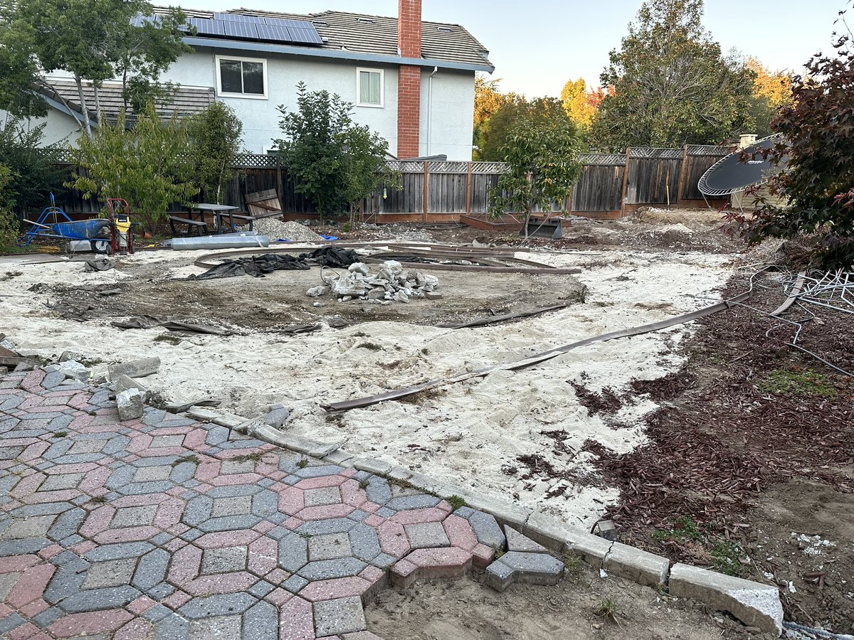 dansdan's tweet image. バックヤードの壮大なリフォーム大作戦が始まった。

できるだけDIYするぞーなんて意気込んでたのも束の間。あまりの広さに心折れる。

今の家に引っ越して2年ちょい、今まで庭のスペースを有効活用出来てなかったかを実感するとともに、札束が湯水の如く消えていくから胃が痛い。マジで金銭感覚狂う。