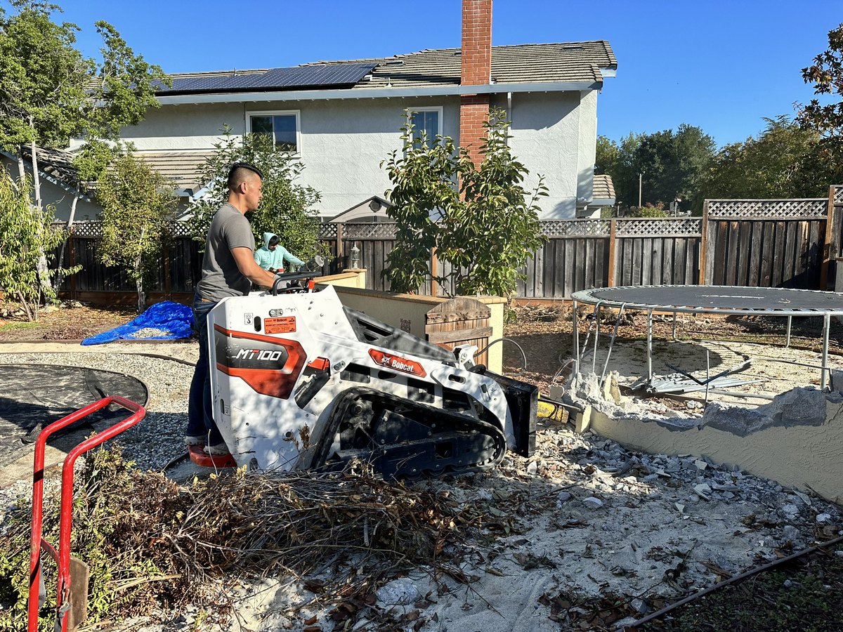 dansdan's tweet image. バックヤードの壮大なリフォーム大作戦が始まった。

できるだけDIYするぞーなんて意気込んでたのも束の間。あまりの広さに心折れる。

今の家に引っ越して2年ちょい、今まで庭のスペースを有効活用出来てなかったかを実感するとともに、札束が湯水の如く消えていくから胃が痛い。マジで金銭感覚狂う。