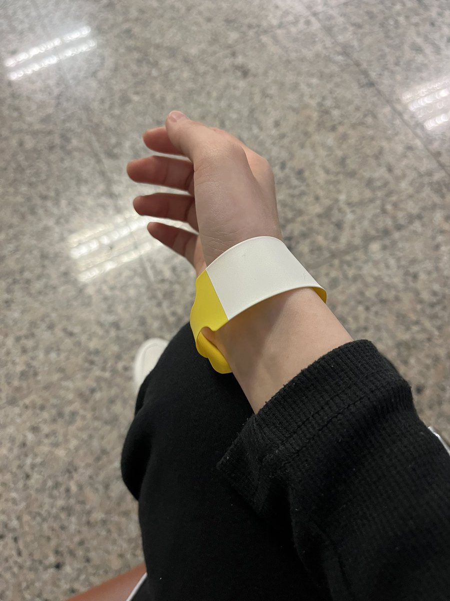 bitbybit608's tweet photo. 0號病患
為什麼家屬陪同
也要戴手環

剛剛看到一位帥氣的醫生
日系長髮
可惜他不搭訕我 https://t.co/qlMksEQu6Y