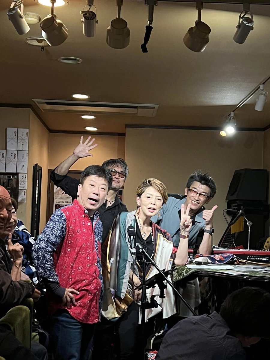 nacomitanaka's tweet photo. 昨日のライブ、満員御礼、ありがとうございました。普通は静かに音楽を聴いたり飲んたりする大人BARなんでしょうけど、昨日は賑やかやったー。お店のマスターにも感謝です!#nacometers #nacomitanaka #門戸厄神 #bewitched https://t.co/DFWKl5eBIO