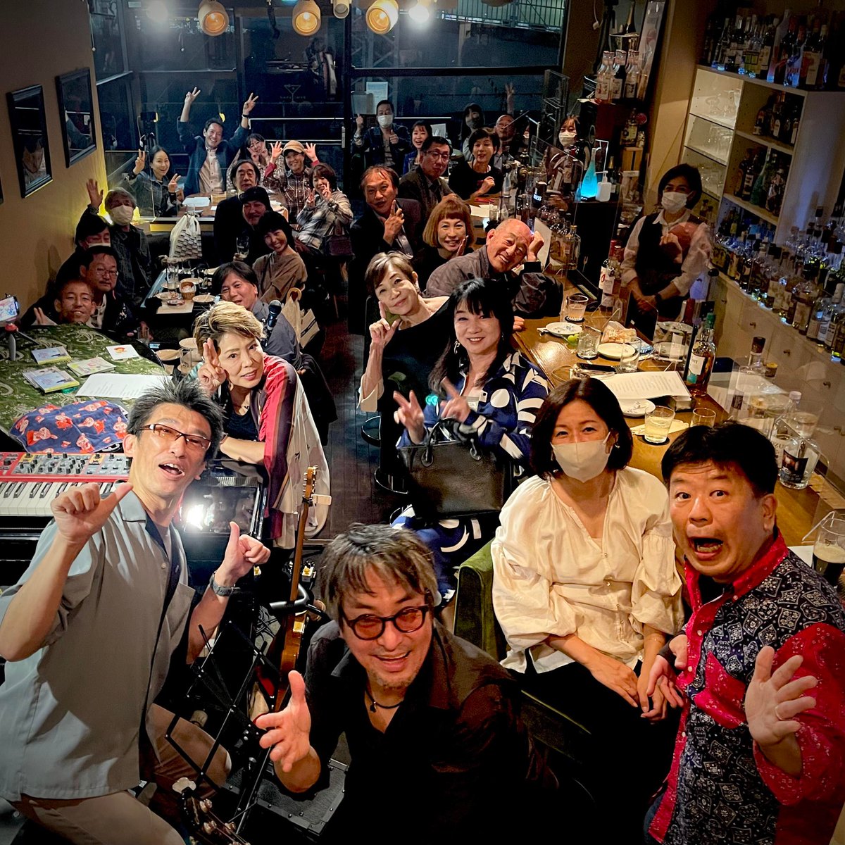 nacomitanaka's tweet photo. 昨日のライブ、満員御礼、ありがとうございました。普通は静かに音楽を聴いたり飲んたりする大人BARなんでしょうけど、昨日は賑やかやったー。お店のマスターにも感謝です!#nacometers #nacomitanaka #門戸厄神 #bewitched https://t.co/DFWKl5eBIO