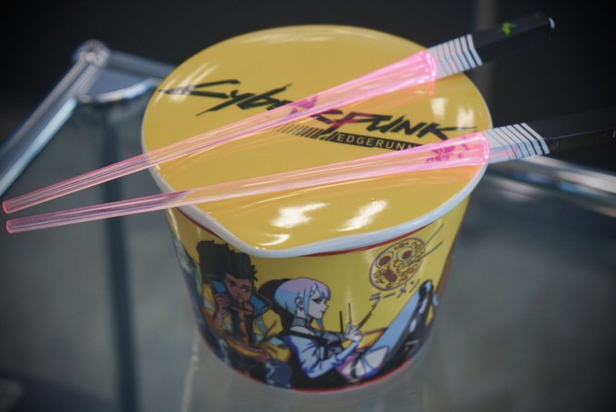CD PROJEKT RED sent me a special "Edge Ramen" ramen ball, a special item for "Cyberpunk Edgerunners". Illustration by Ilya! The chopsticks glow! They change colors! This is useful! This is Edge! Thank you! For scale reference, I put a bowl of Donbei in it. 🍜