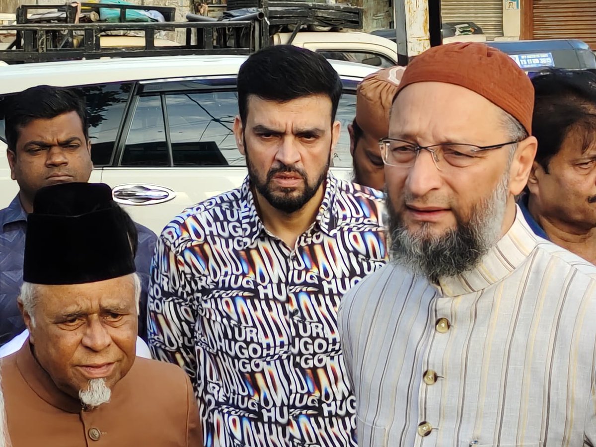 ArbaazTheGreat1's tweet photo. #AIMIM Party Chief &amp; MP Hyderabad #AsaduddinOwaisi along with #ArvindKumarIAS,AIMIM Yakutpura MLA #AhmedPashaQuadri all GHMC Officials AIMIM Youth Icon #YaserArafath &amp; #AIMIM Corporators held a meeting of #Development works of #Yakutpura Constituency.
#HyderabadDevelopments https://t.co/nErxDxRRNE