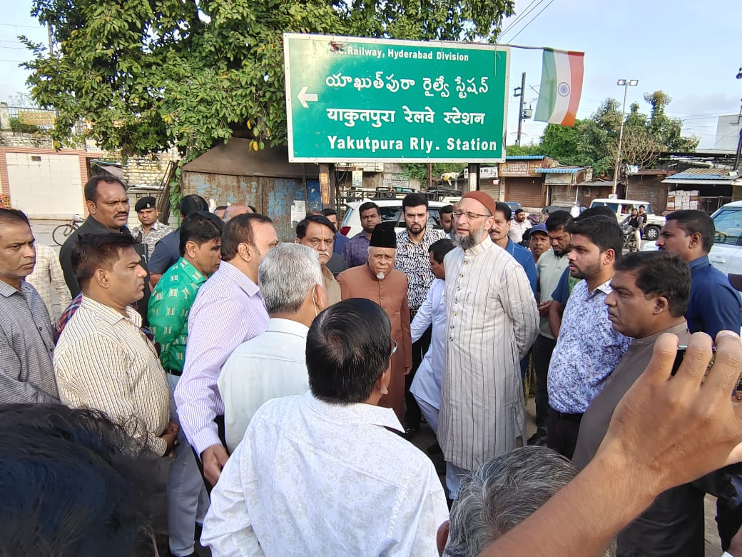 ArbaazTheGreat1's tweet photo. #AIMIM Party Chief &amp; MP Hyderabad #AsaduddinOwaisi along with #ArvindKumarIAS,AIMIM Yakutpura MLA #AhmedPashaQuadri all GHMC Officials AIMIM Youth Icon #YaserArafath &amp; #AIMIM Corporators held a meeting of #Development works of #Yakutpura Constituency.
#HyderabadDevelopments https://t.co/nErxDxRRNE