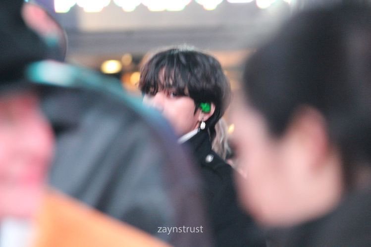 hobithviess's tweet photo. a thread of desi taehyung edits🐻

~a thread that will make you fall in love with him again but more strongly🌼 https://t.co/hS8RaveIoM