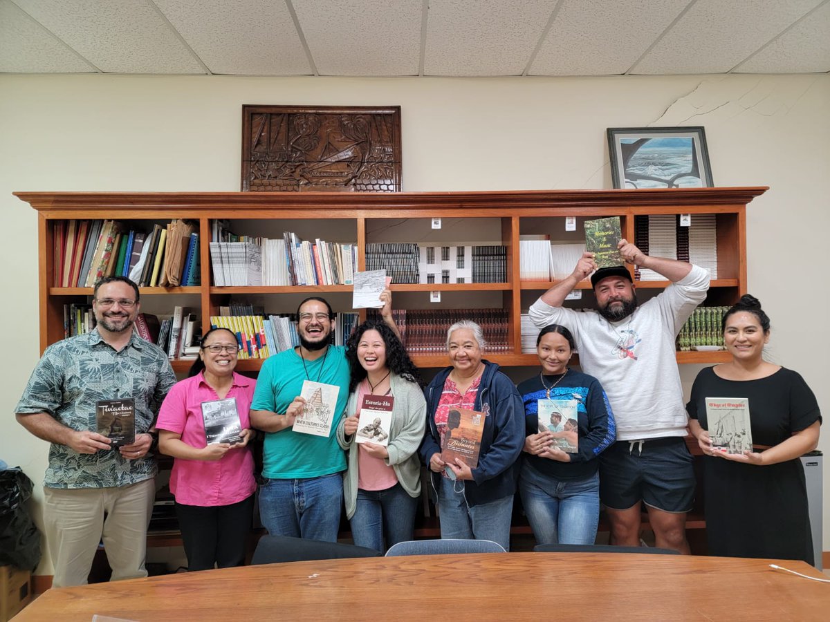 670humanities's tweet photo. We love getting visitors who share our passion for culture and literature yan i Fino' Chamorro! If you're looking for more ways to immerse yourself, come by or take a look at our website for publications in Chamorro, and follow @lengguahita on Instagram! https://t.co/xK4feEFYOh