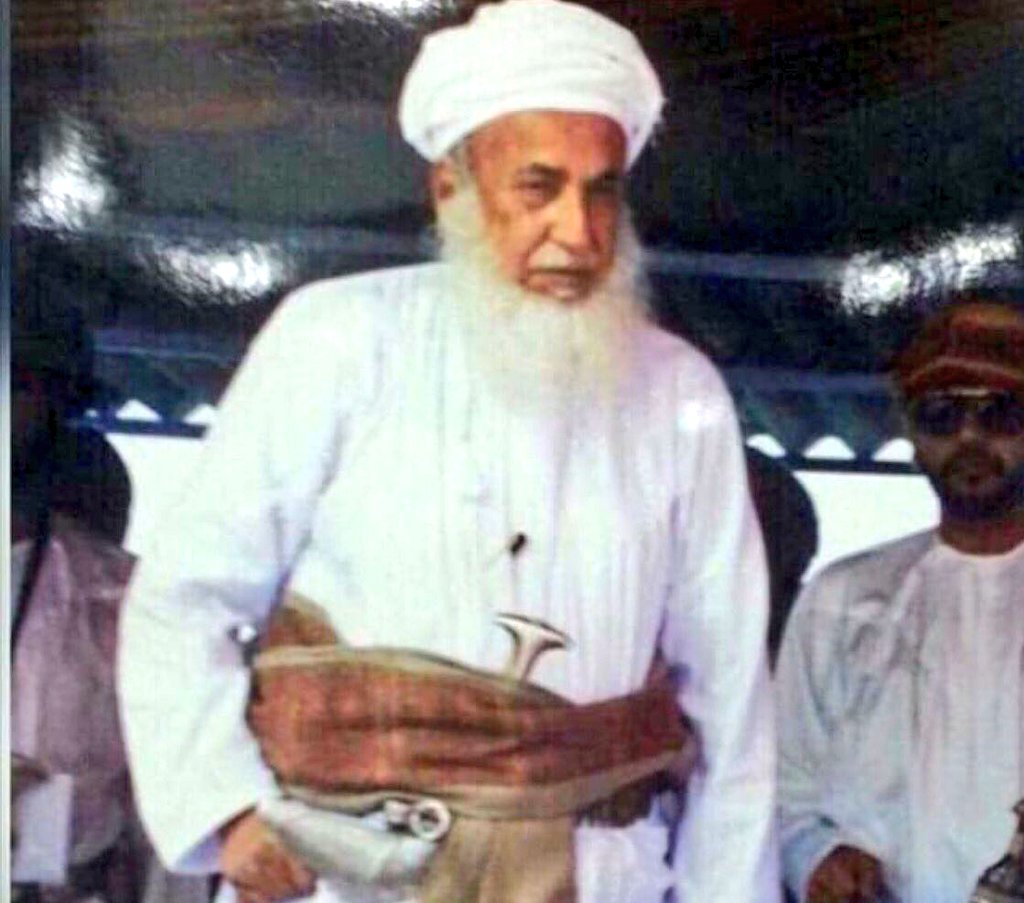 زار أحد الضباط الإنجليز الشيخ أحمد بن محمد بن عيسى الحارثي في القابل، فأخرج الضابط سيجارة وأخذ يدخن أمامه، فطلب منه الشيخ أحمد إيقاف التدخين، فقال له الضابط: "أوامرك تسري على أتباعك، أما نحن فلا تسري علينا"، فغضب الشيخ أحمد وانتزع السيجارة من فمه ورماها على الأرض وداسها برجله.