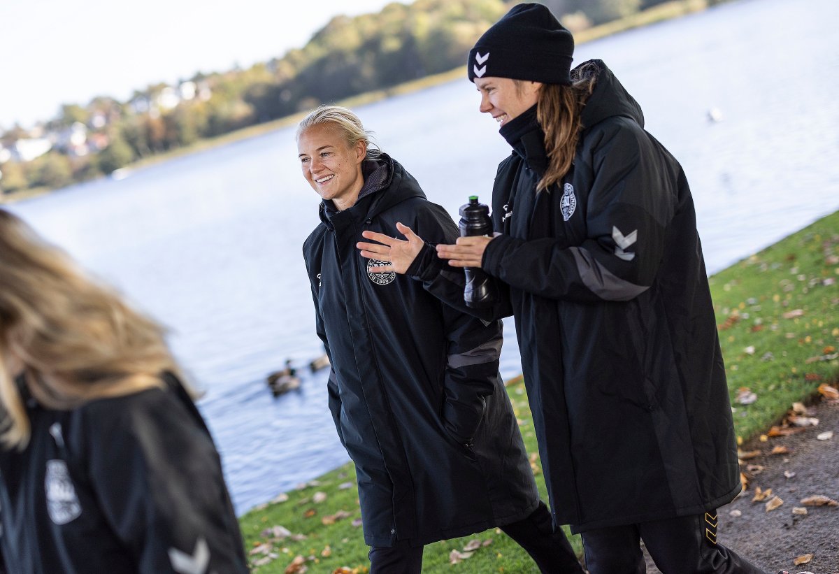 Gåtur inden kamp 🇩🇰 Kampen mod Australien nærmer sig. Kl. 18.00 går det løs 🙌 Se med på @dr2tv eller DRTV 📺 #ForDanmark @TheMatildas