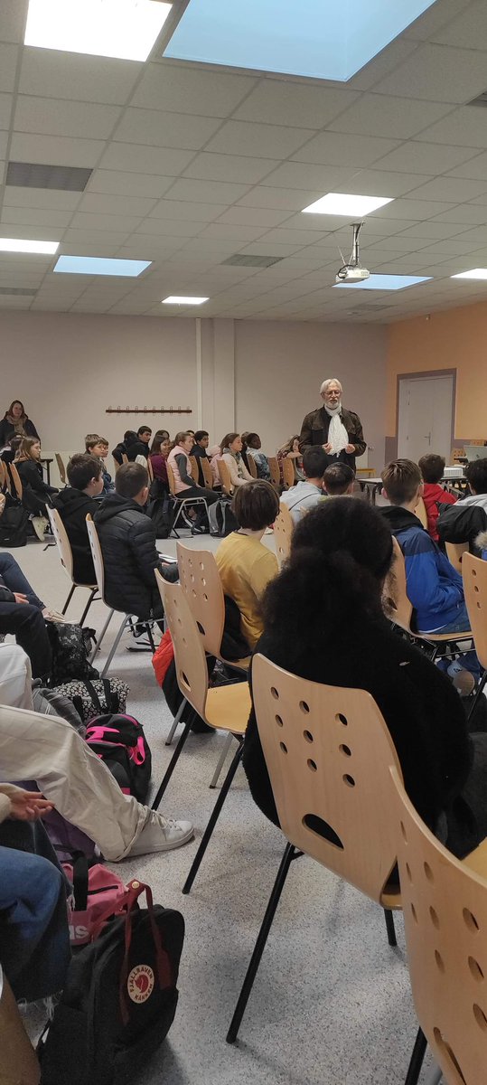 Collège des Bourgognes Chantilly tweet media