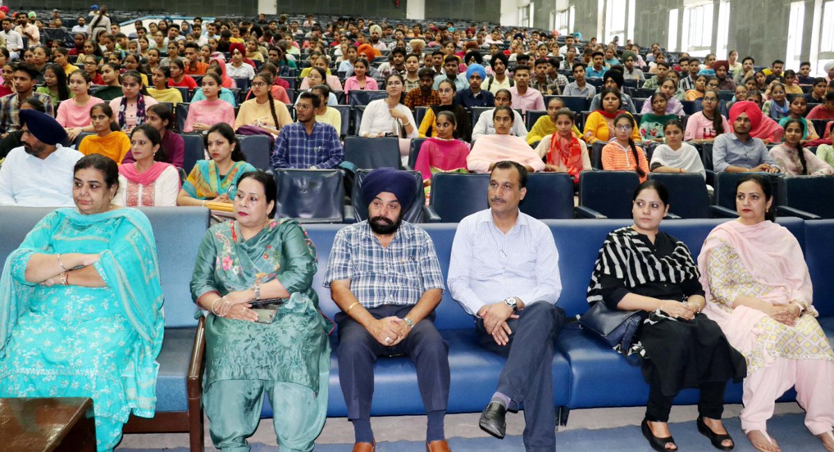 PbiUniPatiala's tweet photo. ਪਿਛਲੇ ਸੈਸ਼ਨ ਤੋਂ ਚਲਦੇ ਨਿਵੇਕਲੀ ਕਿਸਮ ਦੇ 'ਪੰਜ ਸਾਲਾ ਇੰਟੀਗਰੇਟਿਡ ਕੋਰਸ' ਦੇ ਵਿਦਿਆਰਥੀਆਂ ਨੂੰ ਵਾਈਸ ਚਾਂਸਲਰ ਪ੍ਰੋ. ਅਰਵਿੰਦ ਵੱਲੋਂ ਸੰਬੋਧਨ ਕੀਤਾ ਗਿਆ।ਉਨ੍ਹਾਂ ਨੇ ਵਿਦਿਆਰਥੀਆਂ ਨੂੰ ਜ਼ਿੰਦਗੀ ਵਿੱਚ ਆਪਣੀ ਮੌਲਿਕ ਪਛਾਣ ਬਣਾਉਣ ਲਈ ਪ੍ਰੇਰਿਤ ਕੀਤਾ
#punjabiuniversity #FYIC @arvind_iiserm
@daljitami @adubharti @surjitpbiu https://t.co/AOjalDRDdz
