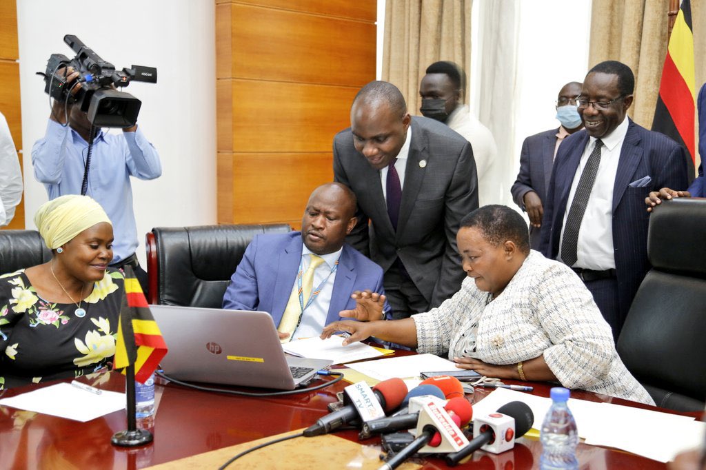Historical photo: Prime Minister of @GovUganda Rt Hon @RobinahNabbanja and Ag Minister of @mofpedU Hon @henrymusasizi1 pressing the button to send the first tranche of PDM money directly to Ugandans at the base of our economic pyramid. No more middlemen of money. No leaky bucket.