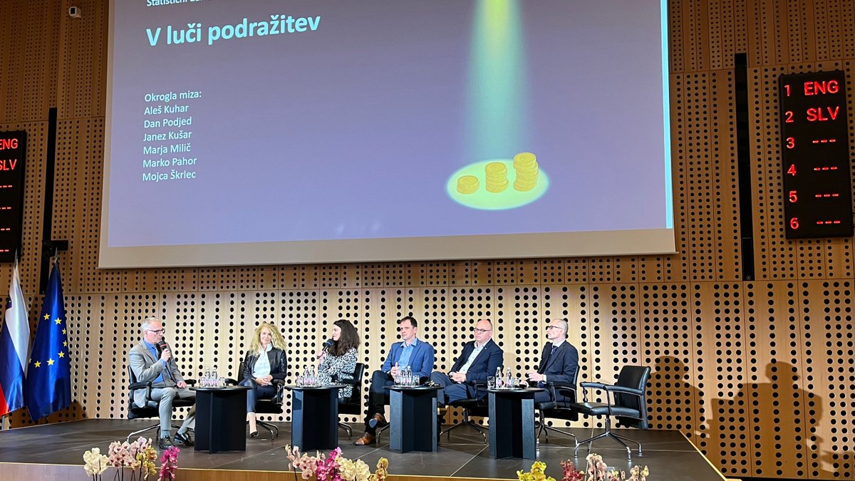 StatSlovenija's tweet photo. Po kavi☕ je čas za okroglo mizo! Pa ne samo eno, pri nas imamo kar 4 (glej sliko😉). O vplivu inflacije na družbo razpravljajo @dandanko, Janez Kušar, @marjamilic, @markopahor in Mojca Škrlec. Razpravo vodi @IEBergant. #StatDanBrdo https://t.co/ZPIZlEws5u