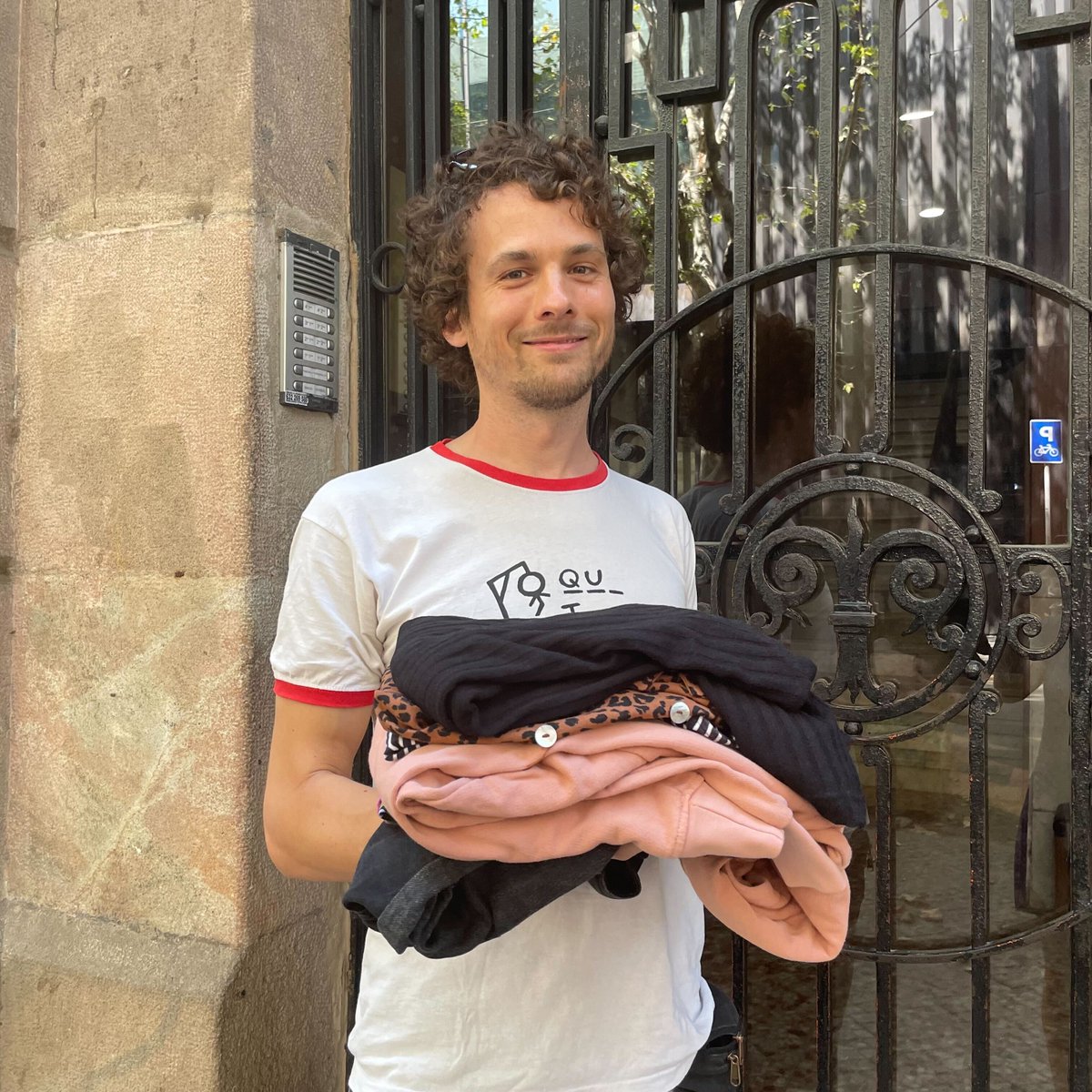 tienes_sal's tweet photo. Este es Luis, y nos muestra contento la #ropa 👖 que le acaba de regalar una vecina de su barrio.
Ha llegado el momento de hacer el cambio de armario. Aprovecha para hacer limpieza, y, como este #vecino,  vender o regalar a través de ¿Tienes sal? lo que ya no necesitas. https://t.co/9xaY49cfP2