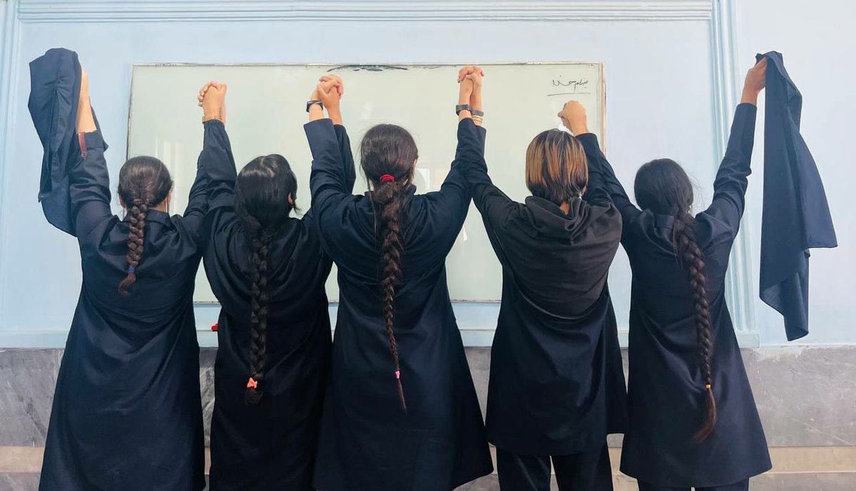 NatalieAmiri's tweet photo. Heute ist internationaler Mädchentag. Die Mädchen im #Iran zeigen uns gerade, was sie bereit sind zu tun, unter Einsatz maximalen Mutes, um das nicht mehr zuzulassen, was sie, ihre Mütter und Großmütter 43 Jahre lang ertragen mussten. #IranProtests2022 #maedchentag https://t.co/6CUw2elu99