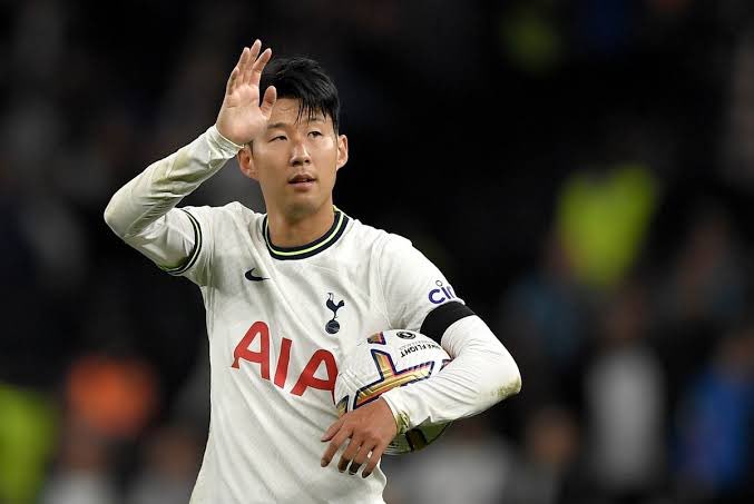 TheSpursExpress's tweet photo. Heung-Min Son says top players should hold back complaints about their brutal schedule as they are living every fan's dream. [@SunSport] https://t.co/VfWVszB3dS