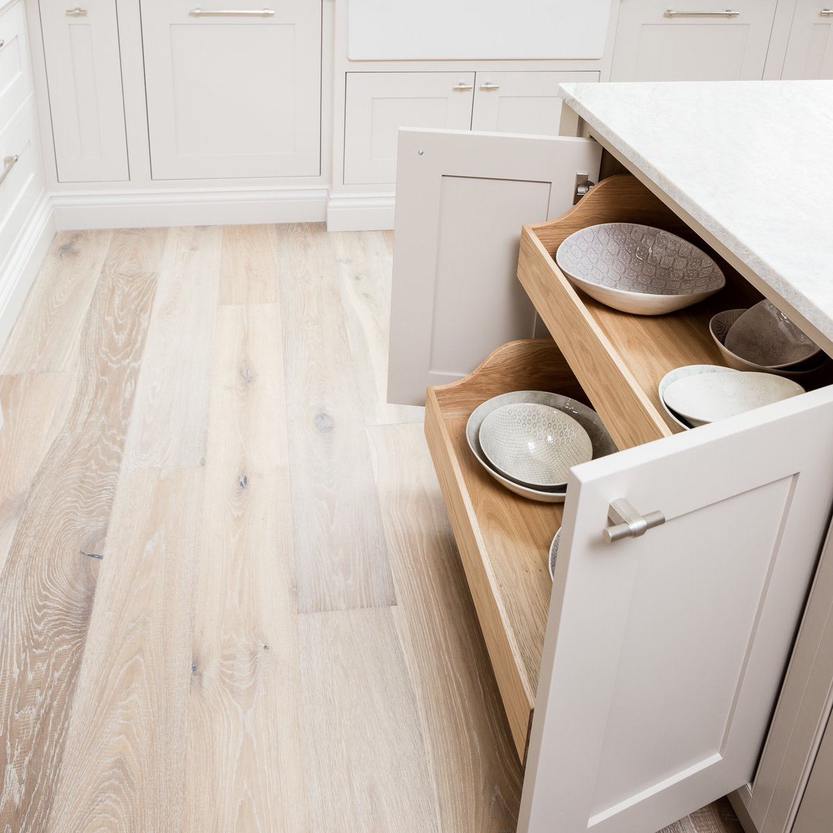 Drawers behind doors… it’s a curious combination to some, but as you can see in this stylish neutral shaker kitchen, the contrasting natural wood drawers mean you can get to the back of the cupboard with ease. What would you store in these sliding shelves?