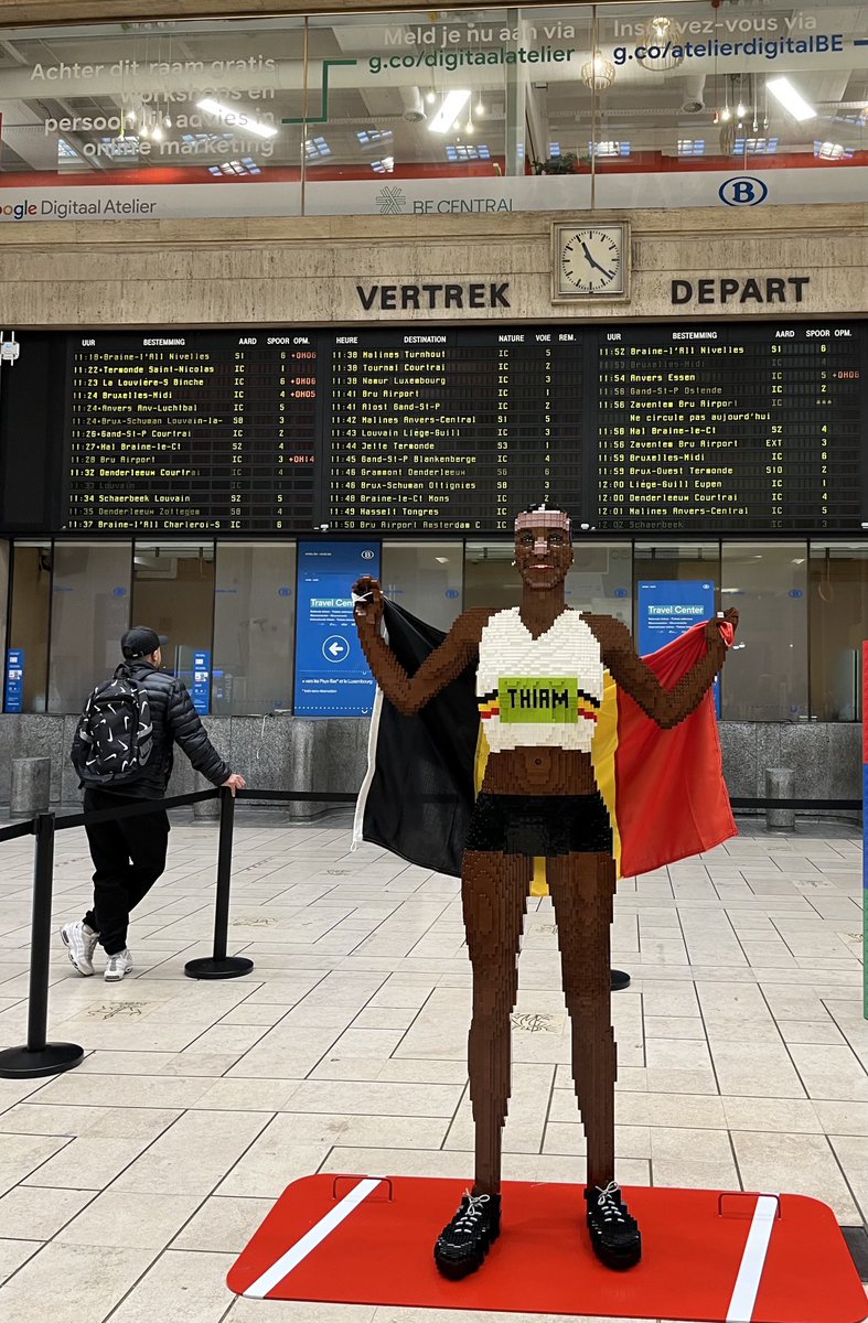 LaurentHublet's tweet photo. Nafi Thiam en lego grandeur nature dans le hall de la Gare Centrale de Bruxelles, juste sous les fenêtres de ⁦@BeCentralBxl…⁩ 🤩 #getreadyforgirls https://t.co/dpI3064RDb