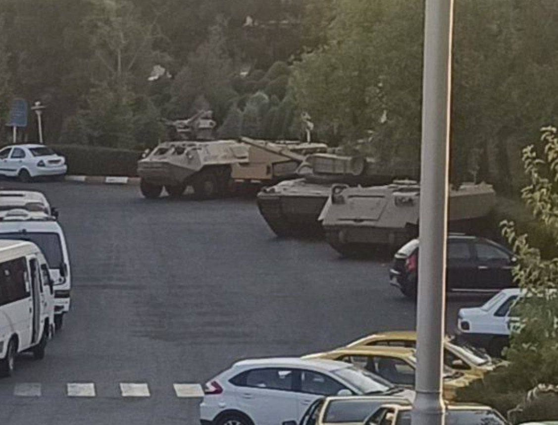 اینجا پادگان نیست محوطه صداوسیمای میلی است که از ترس تسخیر توسط انقلابیون تانک و نفر بر آوردند
دمتون گرم غنایم خوبی خواهند بود بچه ها
#آزادی_آزادی_آزادی
#قیام_تا_سرنگونی 
#مهسا_امینی