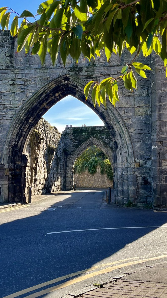 ShotsBug's tweet photo. So many amazing arches to see around St Andrews, these were my favourites on sunny Saturday @VisitScotland @StormHour @ThePhotoHour https://t.co/qqIfBu91Mw