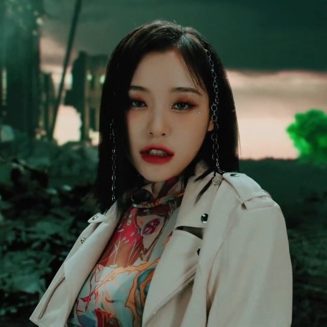 EVERYONE LOOK AT HER!!