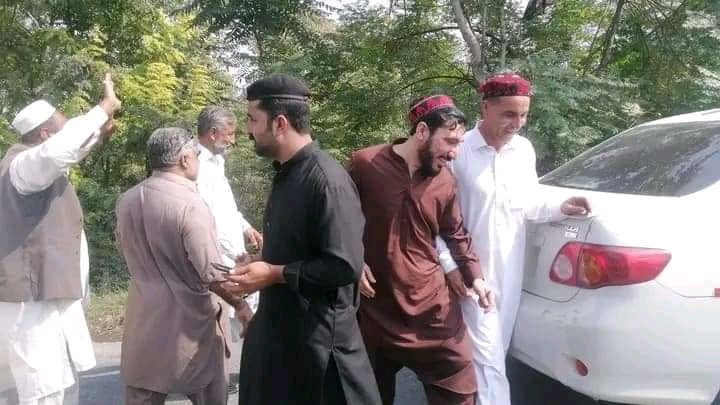 ENGRSultanMehm1's tweet photo. مشر منظور پشتیںن سره د ملګرو سوات ته ورسېدو لګ ساعت پس به سوات اولسې پاڅون لا خوا رابلل شوي احتجاجی مظاهره  کښی شرکت کوی ❤️🥰✌️
#SwatSitin 
#PashtunLivesMatter https://t.co/QXlOrTWGX5
