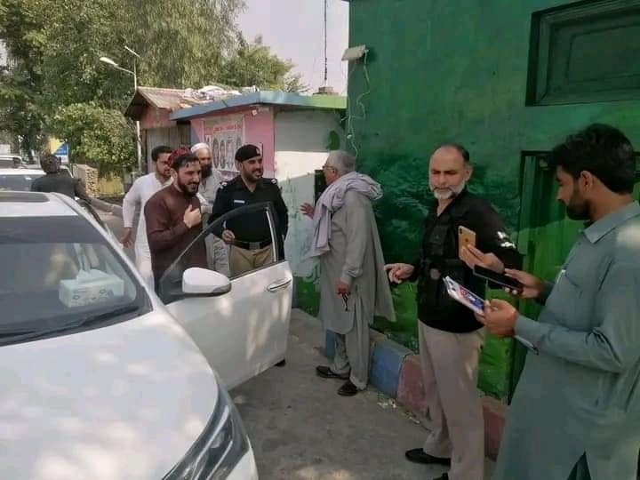 ENGRSultanMehm1's tweet photo. مشر منظور پشتیںن سره د ملګرو سوات ته ورسېدو لګ ساعت پس به سوات اولسې پاڅون لا خوا رابلل شوي احتجاجی مظاهره  کښی شرکت کوی ❤️🥰✌️
#SwatSitin 
#PashtunLivesMatter https://t.co/QXlOrTWGX5
